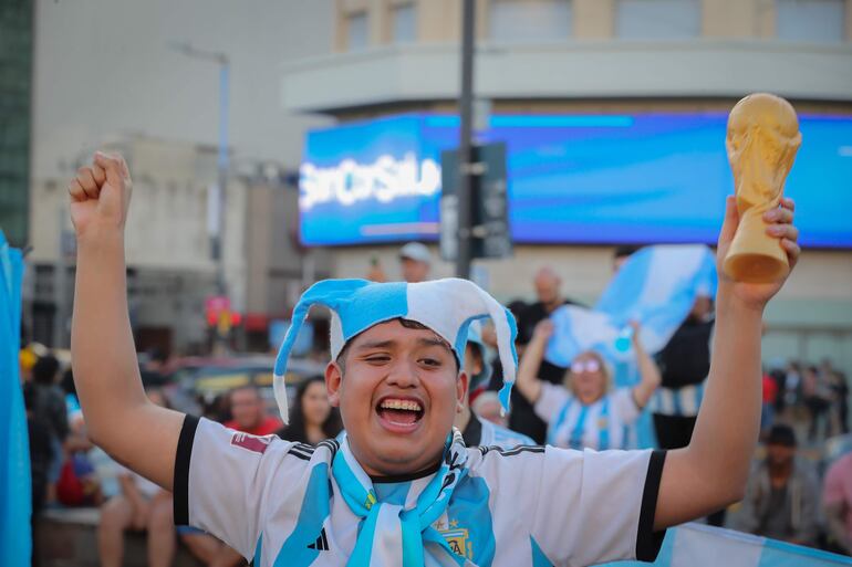 Aficionados argentinos cantan hoy durante un banderazo previo a la final del Mundial de Qatar 2022 entre Argentina y Francia, en Buenos Aires (Argentina).