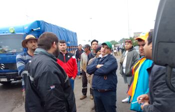 Pobladores de la ciudad de Tte. Esteban Martínez cierran desde ayer el acceso al Puente Remanso