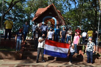 Un grupo se reunió en una plaza y otro participó de una caravana.