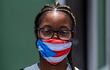 Una mujer con mascarilla en San Juan, Puerto Rico.