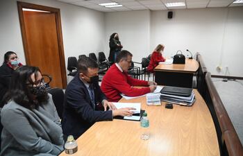 Los fiscales Osmar Segovia e Ysaac Ferreira y de fondo, la abogada Mirian Barreto, durante la diligencia judicial.