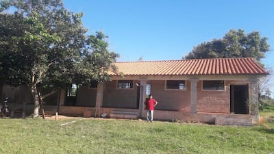 Escuela Básica Nº2491 Santa Carolina, ubicada en la comunidad indígena del mismo nombre del distrito de Gral. Resquín, cuyos padres rechazan que sus hijos sean inmunizados.