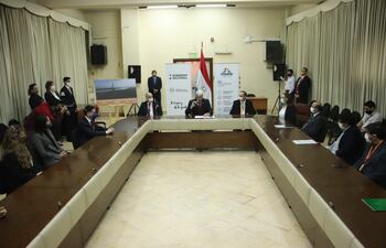 Autoridades de Itaipú y MOPC firmaron el contrato con el consorcio Prointec.