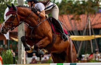 Marlene Alonso en plena competencia ayer con su caballo Estrella en el concurso Nacional de Salto en el Club Hípico Paraguayo (CHP) de Mariano Roque Alonso.