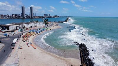 Fotografía aérea tomada con un dron que muestra la playa de Boa Viagem en la ciudad de Recife (Brasil). La ciudad de Recife, una de las mayores metrópolis de Brasil, se moviliza para mitigar el impacto del avance del océano Atlántico provocado por el cambio climático y que amenaza varias ciudades en todo el mundo. La capital del nororiental estado de Pernambuco, con un poco más de 4 millones de habitantes en su región metropolitana, aparece en la posición número 16 y es la primera del país en la lista de ciudades más amenazadas en el mundo por el cambio climático, de acuerdo con un reciente informe de la Organización de las Naciones Unidas (ONU).
