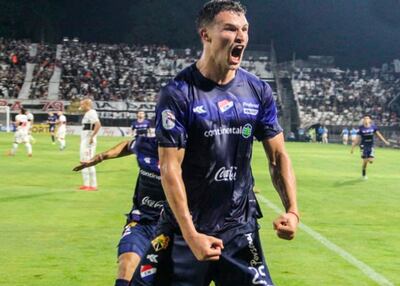 El argentino Facundo Bruera (23 años) marcó anoche los dos goles de Nacional en el triunfo sobre Olimpia, en Para Uno 2-1. El atacante registra 6 tantos en el torneo. (Foto, @clubnacionalpy)
