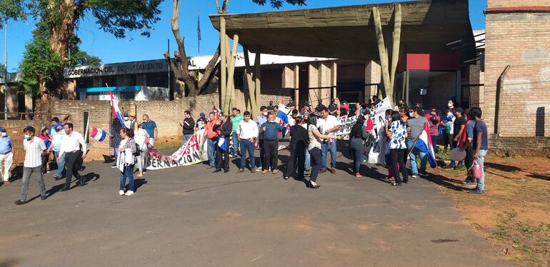 Con gas lacrimógeno dispersaron a los manifestantes en Areguá.