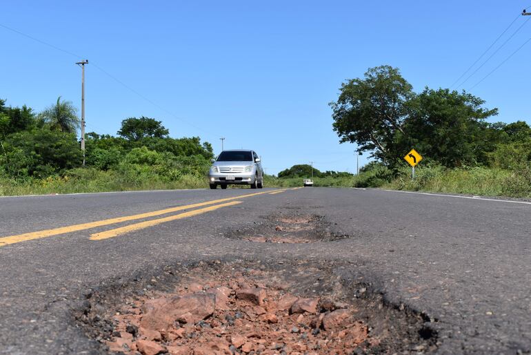 Enormes y peligrosos baches en la ruta que une Ypané con Villeta
