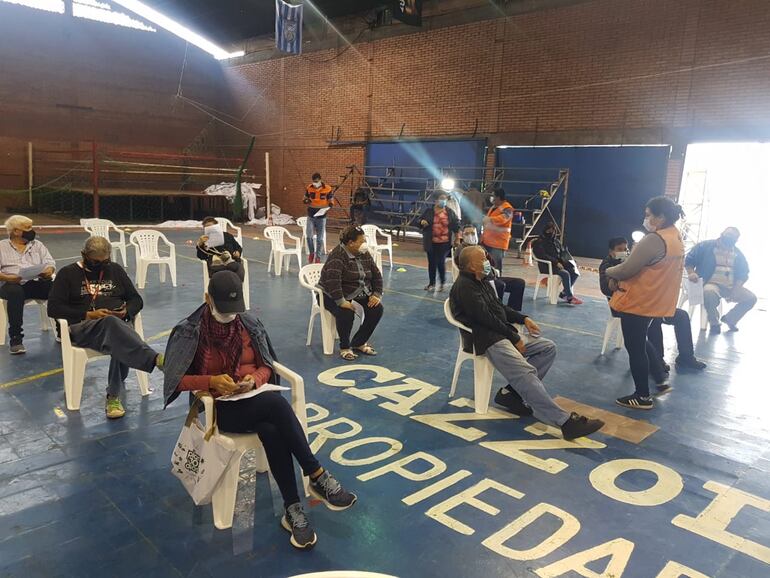 Personas esperando el tiempo prudencial recomendado por Salud después de recibir la vacuna.