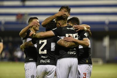 Festejo de los jugadores de Olimpia tras uno de los goles ante el 12 de Octubre