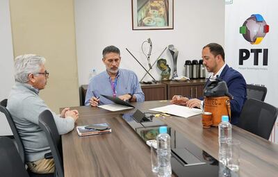 El director del PTI-Py, José Bogarín (centro) y el director de Heliotec, Pablo Zuccolillo (der), en la firma del acuerdo.