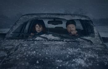 Jessie Buckley y Jesse Plemons en "Pienso en el final".