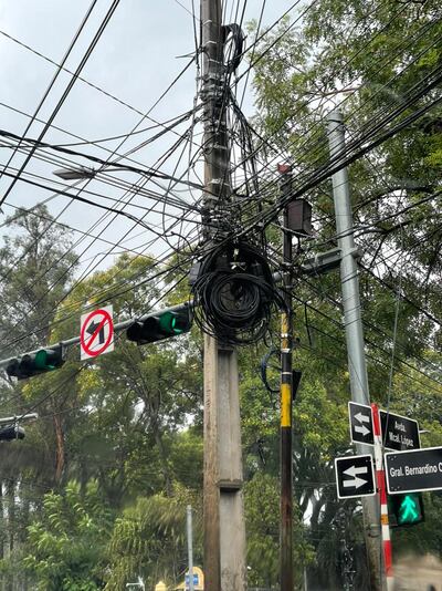 Maraña de cables en la avenida Mariscal López