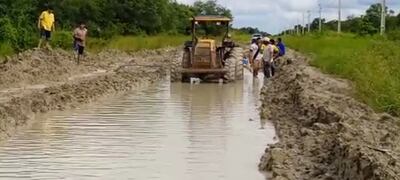 Personal y maquinarias de las estancias Profecía y Techapora desaguando el camino inundado que conduce a los distritos de Fuerte Olimpo y Bahía Negra.