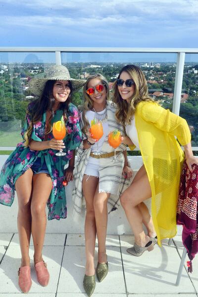 Alba Riquelme, Valeria Herreros y Silvia Rodríguez celebran la amistad.