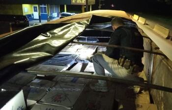 El camión de gran porte estaba con la carreta cargada con cigarrillos provenientes de Paraguay.