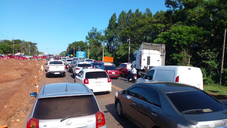 Larga cola de vehículos en cada cierre de ruta en Coronel Oviedo