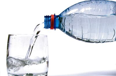 La recomendación es tomar como mínimo de dos a tres litros de agua por día, para mantener el cuerpo sano e hidratado.