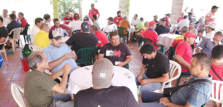 El domingo 27 de febrero se vivió una verdadera fiesta deportiva de truco en la ciudad de San Juan Nepomuceno del departamento de Caazapá.