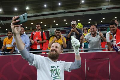 Andrew Redmayne, el arquero bailarín de Australia, se saca una selfie con aficionados al terminar el encuentro que ganaron ante Perú.
