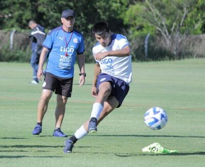 El volante de Libertad, Diego Alexander Gómez Amarilla (19 años) está llamado a ser una de las figuras de Paraguay en el certamen continental. (Foto: APF)