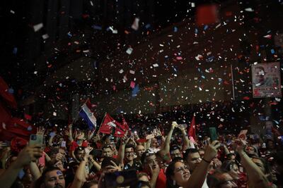 Seguidores del presidente electo del Partido Colorado, Santiago Peña, celebran tras su victoria a las afueras de su sede campaña, hoy en Asunción (Paraguay). El candidato se proclamó ganador de las elecciones presidenciales celebradas este domingo en Paraguay, en una jornada en la que el oficialismo conquistó además la mayoría en el Senado y se impuso en al menos 14 de las 17 gobernaciones en disputa, según el conteo provisional oficial.