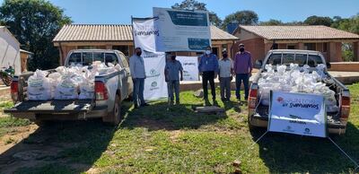 Entrega de los kits de alimentos de la campaña "Juntos sumamos" mediante colaboradores del Silo Ybypora de Agrofértil.