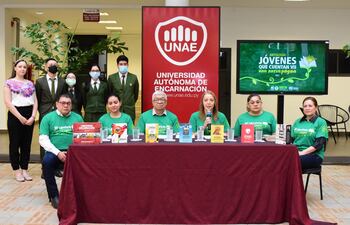 Presentación de la 18va. Libroferia Encarnación, Marcos Gabriel Leguizamón (Gobernación de Itapúa), Lorena Gastillo (Municipalidad de Encarnación), Bernardo Neri Farina escritor, Nadia Czeraniuk (Rectora UNAE), Flor Crechi (Dirección Departamental de Educación de Itapúa- MEC), y María Nidia Decoud (Presidente de Sociedad de Escritores del Paraguay Filial Itapúa).