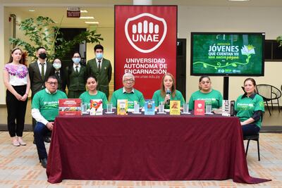 Presentación de la 18va. Libroferia Encarnación, Marcos Gabriel Leguizamón (Gobernación de Itapúa), Lorena Gastillo (Municipalidad de Encarnación), Bernardo Neri Farina escritor, Nadia Czeraniuk (Rectora UNAE), Flor Crechi (Dirección Departamental de Educación de Itapúa- MEC), y María Nidia Decoud (Presidente de Sociedad de Escritores del Paraguay Filial Itapúa).