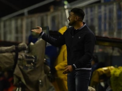 Julio César Cáceres, entrenador de Olimpia, durante el partido contra Nacional en el Arsenio Erico por la ronda 20 del torneo Apertura 2022 del fútbol paraguayo.