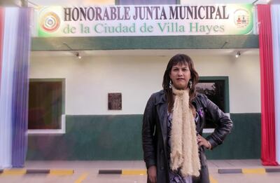 Claude Duarte frente a la Municipalidad de Villa Hayes. (Fotos de Marcos Rojas y Martín Cuevas de Diversxs).