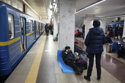 Ucranianos se refugian en una estación de metro en Kiev, Ucrania.