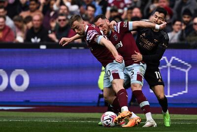 Jarrod Bowen y Vladimir Coufal, del West Ham, disputan el balón con el brasileño Gabriel Martinelli, del Arsenal, durante el partido de ayer.