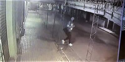 Un hombre habría ingresado al local comercial. Se llevó dinero y varios artículos.