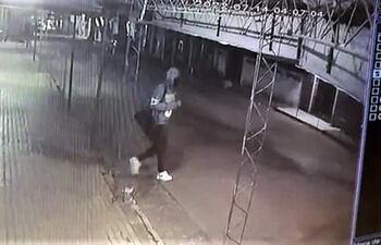 Un hombre habría ingresado al local comercial. Se llevó dinero y varios artículos.