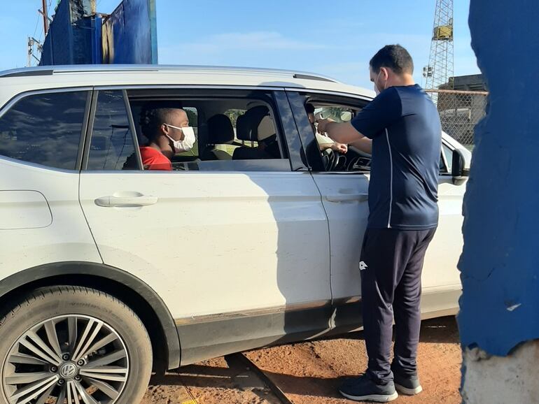La llegada de los jugadores de Sportivo Luqueño al entrenamiento individual.