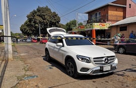 Sitio en donde ocurrió el asalto. En la imagen se ve la camioneta baleada por los ladrones.