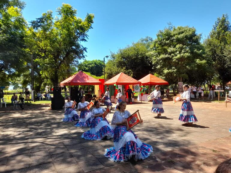Durante la feria se tuvo un festival artístico para entretener a los presentes.