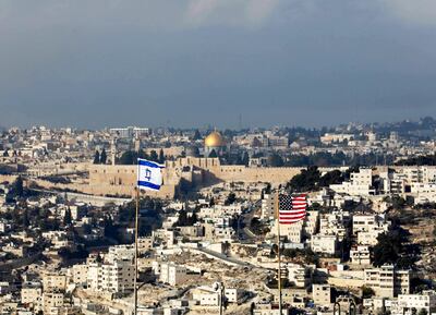 Banderas de Israel y EE.UU. ondean en el asentamiento judío de Nof Zion, en el barrio palestino Jabal Mukaber, en Jerusalén.