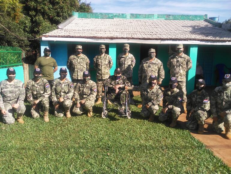 Miembros de la Agrupación de reserva naval "Capitán Bozzano", de Encarnación, durante un homenaje al ex combatiente de la Guerra del Chaco, Diego Martínez, en su residencia del barrio San Isidro.