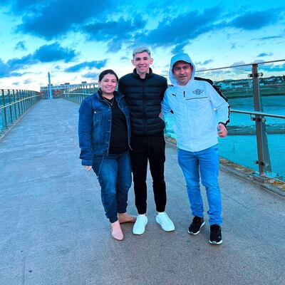 Hermosa postal. Julio Enciso con sus padres, paseando por Brighton & Hove.