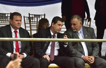 Hugo Velázquez (c) asistió ayer a actos oficiales en Lambaré.