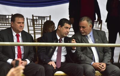 Hugo Velázquez (c) asistió ayer a actos oficiales en Lambaré.
