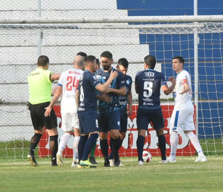 Las felicitaciones eran para Sasa, pero después el VAR anuló el gol del delantero de Guaireña.