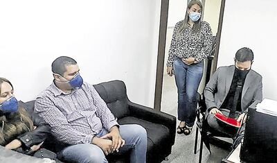 Katherine Pamela Toñánez (izq.) y su pareja, Carlos Alberto Franco Vargas, en la audiencia de imposición de medidas.