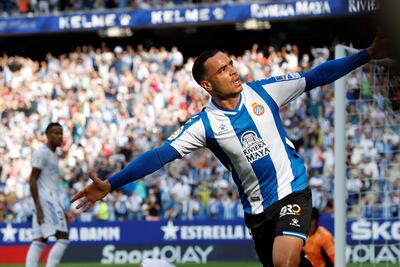 El delantero del Espanyol Raúl de Tomás celebra su gol ante el Real Madrid durante partido de la octava jornada de Liga que disputan ante el Real Madrid en el RCDE Stadium de Cornellá. EFE/Alberto Estévez
.