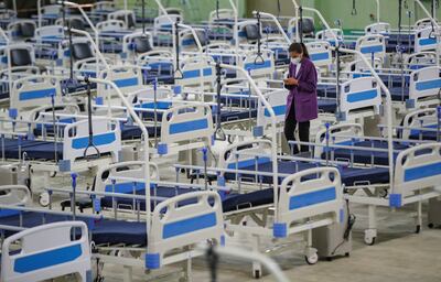 Una mujer camina entre camas en un hospital de campaña en Tbilisi (Georgia).