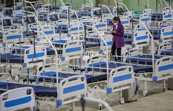 Una mujer camina entre camas en un hospital de campaña en Tbilisi (Georgia).