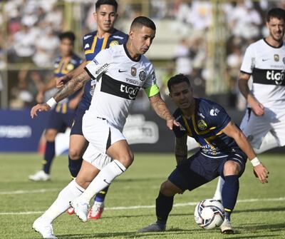 Derlis González de Olimpia, ante los defensores del Sportivo Trinidense, en el estadio Villa Alegre.