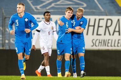 Isak Bergmann Johannesson (2-d) anotó el gol que le dio la victoria a Islandia en el amistoso ante Venezuela.